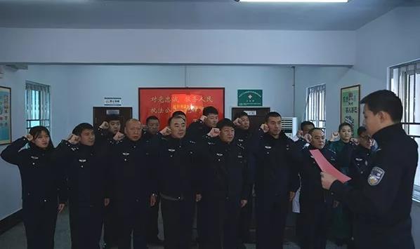 組織民警高唱國歌，進(jìn)行憲法宣誓