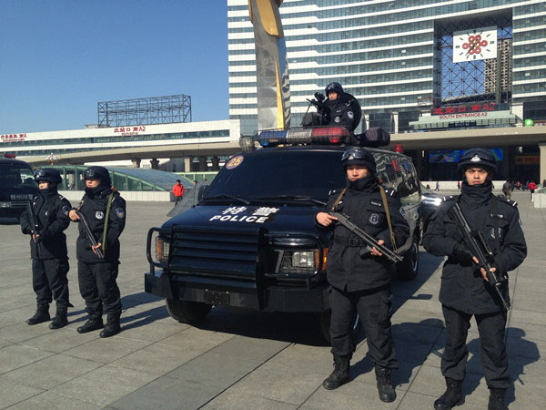 現(xiàn)在沈陽(yáng)北站警務(wù)巡邏，裝備的更新給百姓帶來更大的安全感