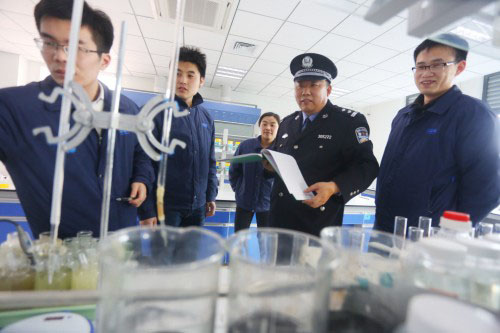 民警深入企業(yè)了解生產(chǎn)所需