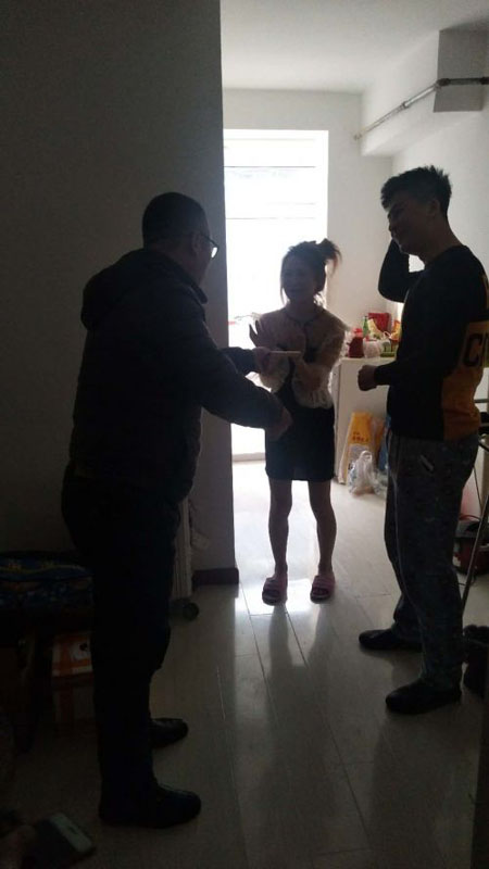 街道到小張家送去兩百元獎勵