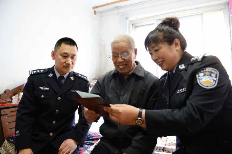 社區(qū)警務(wù)支隊(duì)為民服務(wù)送證上門(mén)