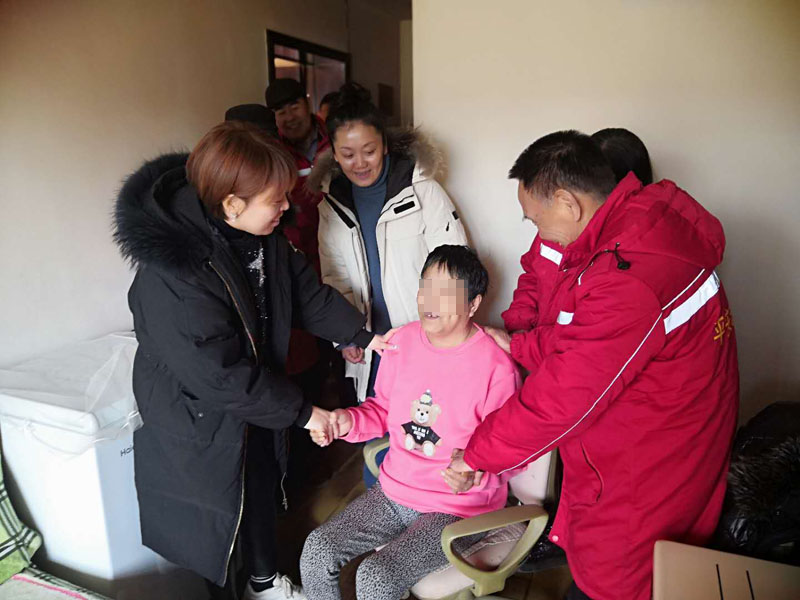 張娜（左一）、王春梅看望癱瘓居民