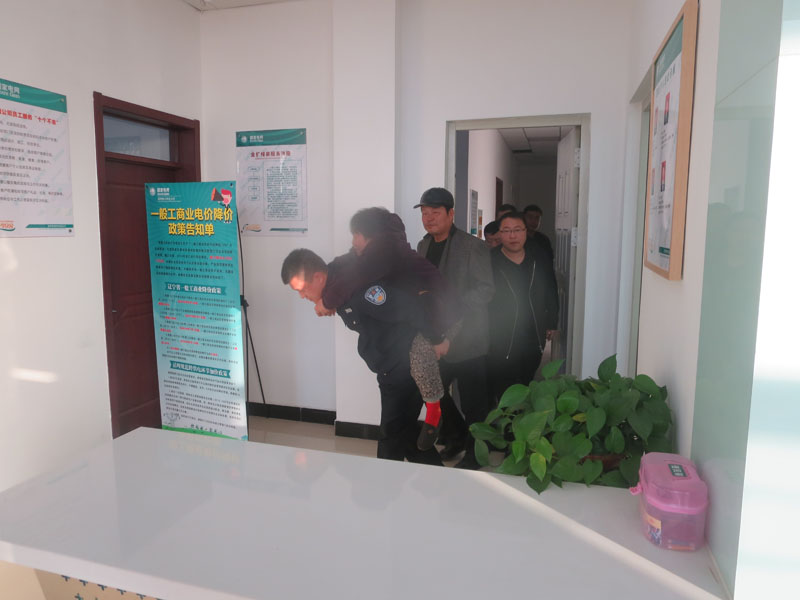 黃鶴犇背起老人去繳費室