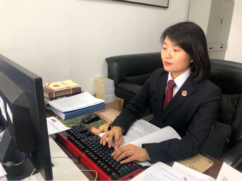 李昕一邊閱卷一邊制作審查報告
