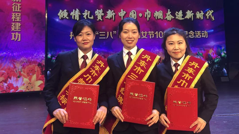 從左往右依次是李曉菲、鄒慧姝、陳曙光