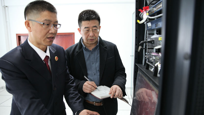王淑波向記者演示OCR系統(tǒng)應用