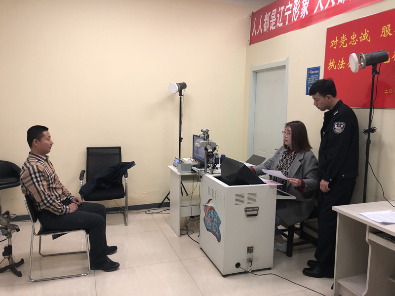 記者為辦事群眾拍證件照