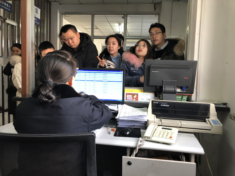 張萌萌在為群眾辦理業(yè)務(wù)