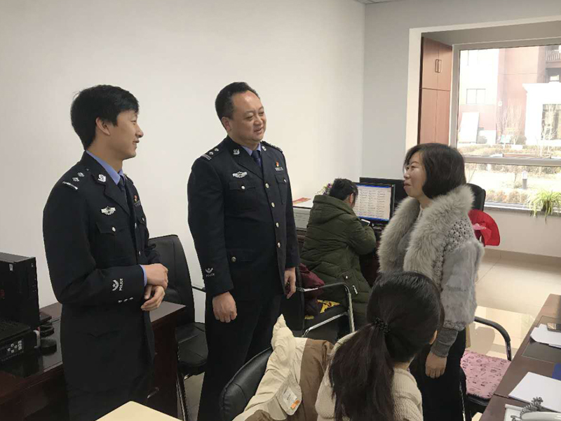 陳強（左二）在社區(qū)走訪