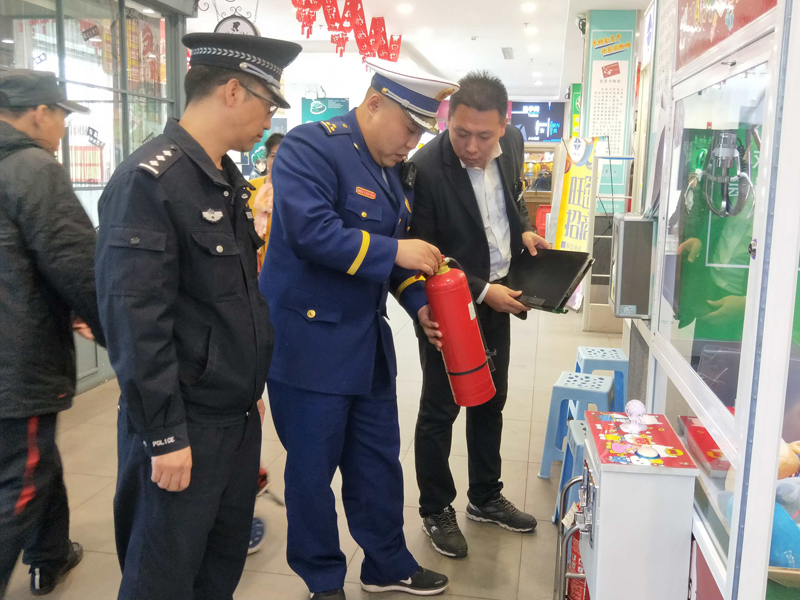 檢查人員教企業(yè)負(fù)責(zé)人識(shí)別滅火器真?zhèn)? style=
