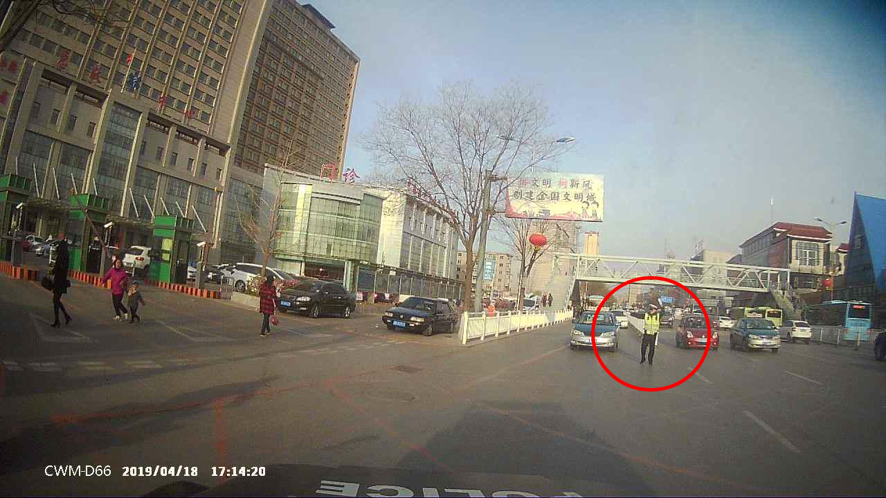執(zhí)勤交警疏導(dǎo)警車進入醫(yī)院