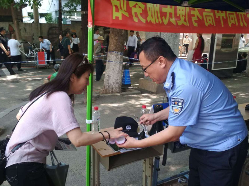 沈陽(yáng)市第一三四中學(xué)考點(diǎn)執(zhí)勤民警聯(lián)系考生家長(zhǎng)，為在考場(chǎng)內(nèi)暈倒的考生及時(shí)送藥治療，確保考生正常參加考試。