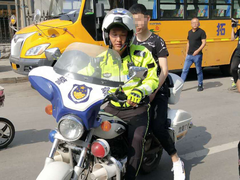 沈陽(yáng)市公安局交通警察局鐵西交警大隊(duì)執(zhí)勤警力王晨將一名走錯(cuò)考點(diǎn)的考生從第四中學(xué)考點(diǎn)送至第三十一中學(xué)考點(diǎn)，確保考生順利參加考試。