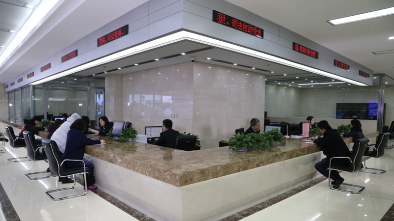 2019年 改造后的訴訟服務窗口工作情景