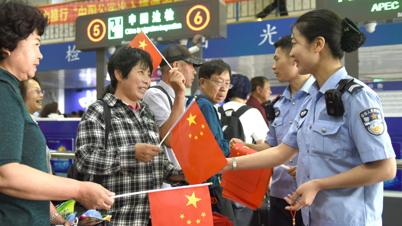 圖為民警向旅客送祝福，作者：吳瓊 - 副本