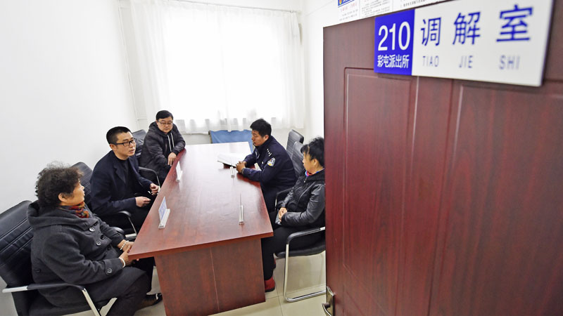 彩屯派出所堅(jiān)持“矛盾不上交、平安不出事、服務(wù)不缺位”