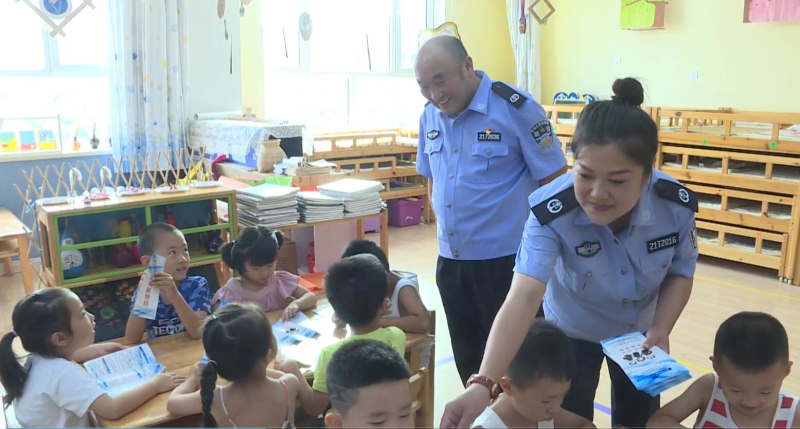 兀術(shù)街司法所孫海彬、吳研到調(diào)兵山市育才幼兒園，進(jìn)行法律宣傳