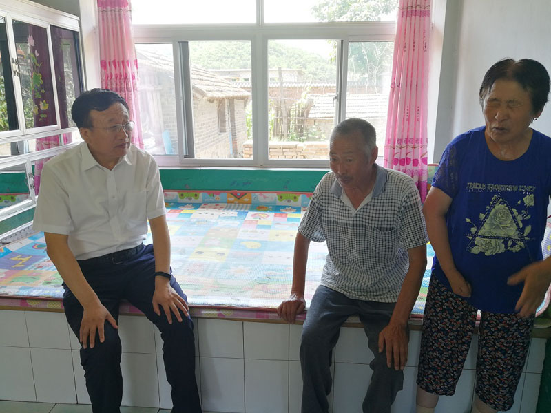 五包五促活動(dòng)中，遼陽(yáng)市委常委、政法委書記張東走訪包促戶