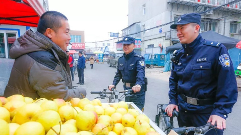巡邏民警與攤主談話