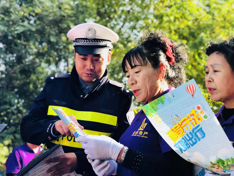 燈塔交警深入文體活動周開展交通安全活動