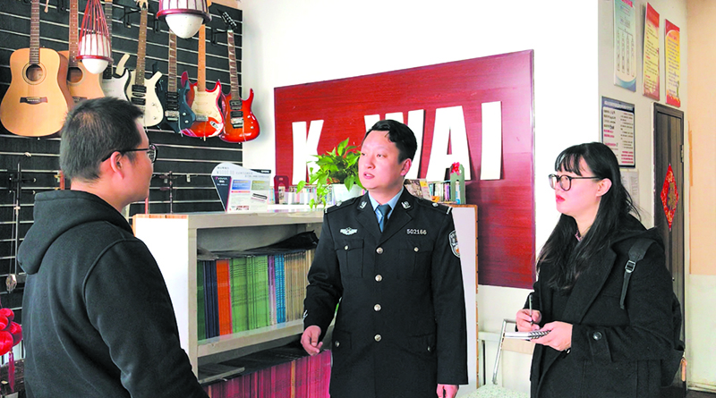 記者同民警一起在轄區(qū)內(nèi)走訪商戶