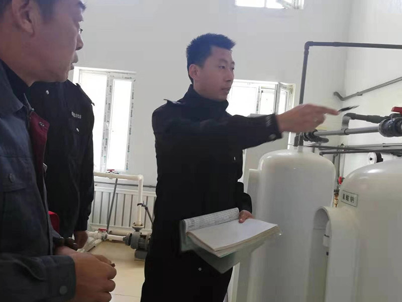 圖為民警在企業(yè)檢查