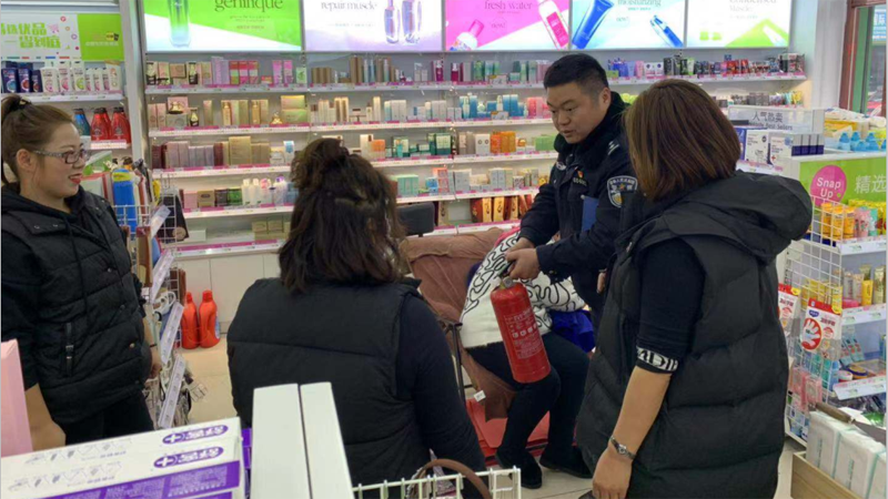 民警在商場(chǎng)演示滅火器使用