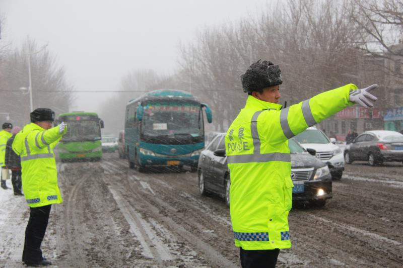 營口交警支隊(duì) (1)：雪中指揮交通