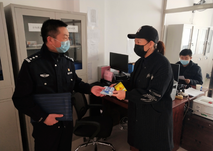孫景廣發(fā)放口罩