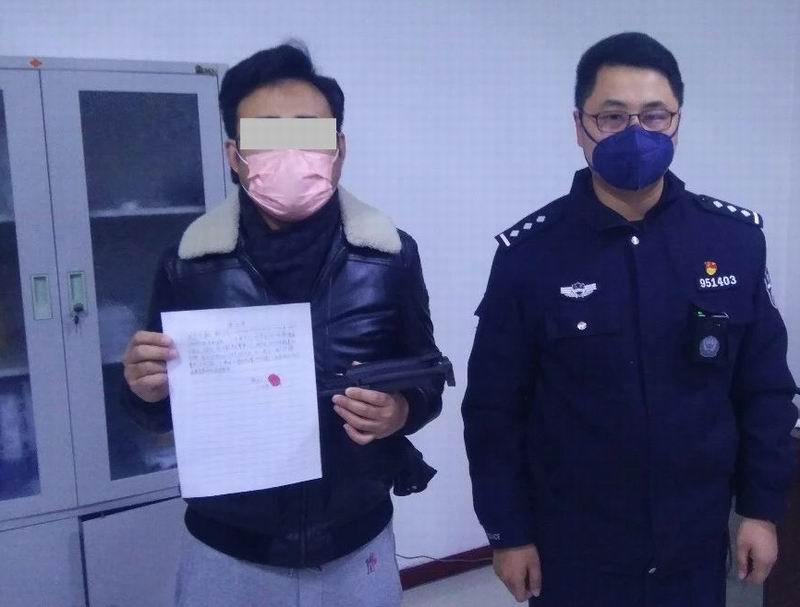李某某寫下保證書（左）