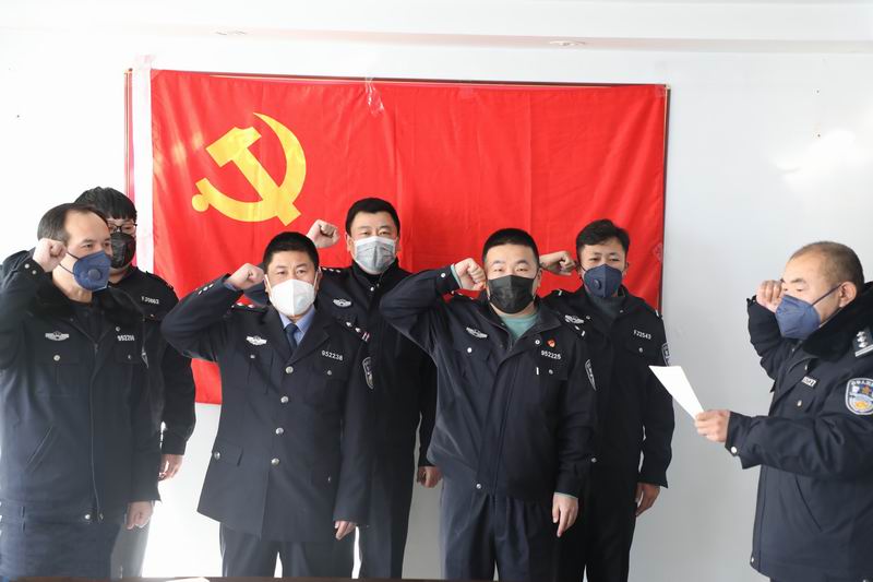 朱國強帶領(lǐng)黨員突擊隊向黨旗宣誓（右一為朱國強）