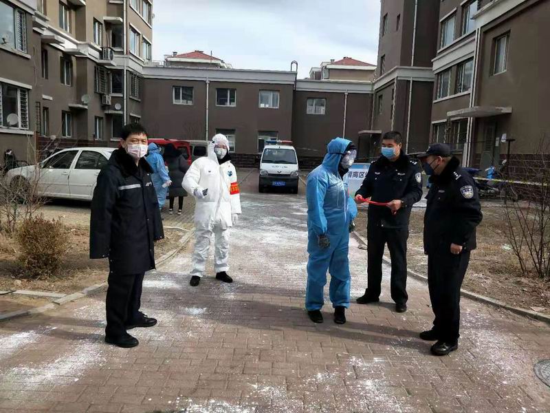 朱國強與同事檢查疫情防控工作（右一為朱國強）