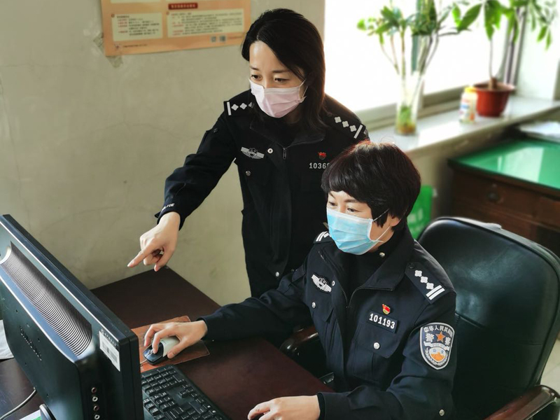 吳川（左一）跟同事研究材料