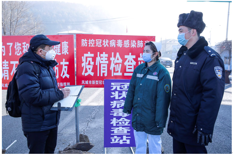 記者（左）采訪張洪瑋、齊文文夫妻   栗粟  攝