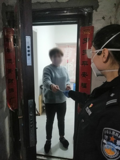 民警上門(mén)送證
