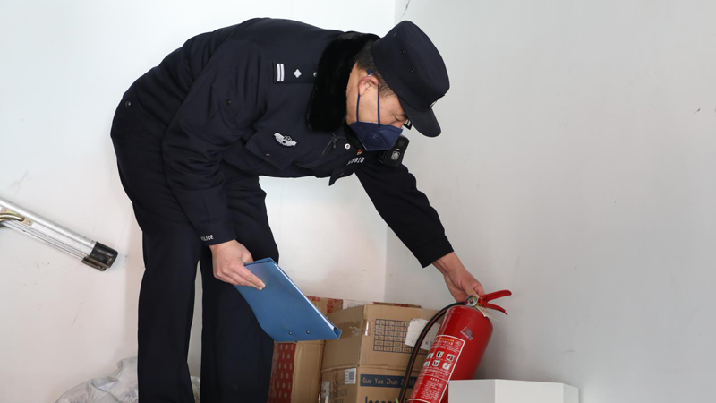 民警檢查消防器材