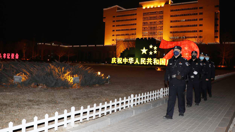 民警夜間街面巡邏