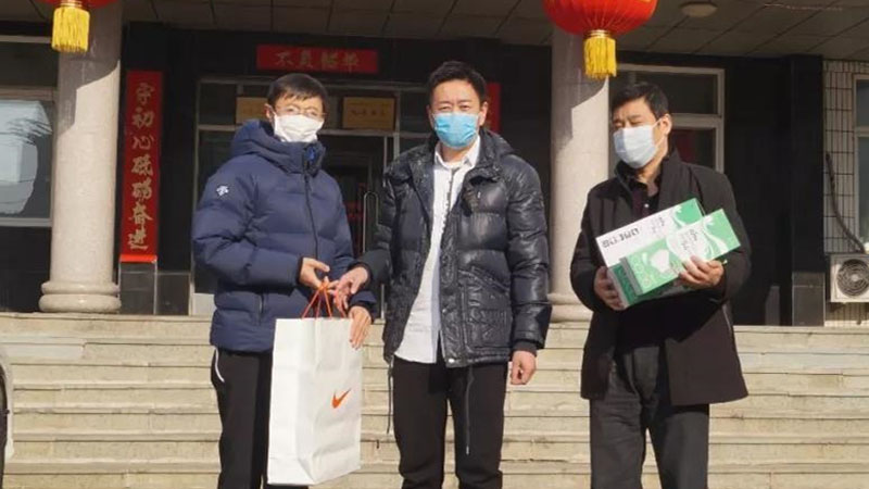 韓曉鵬（中）將口罩送到西豐縣人民法院