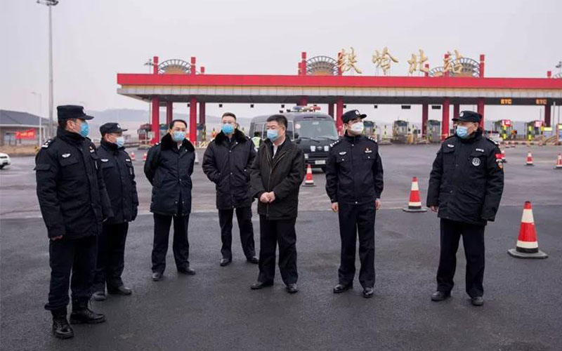 李云波（右三）一行在高速公路鐵嶺北站督導(dǎo)檢查并看望慰問執(zhí)勤民警