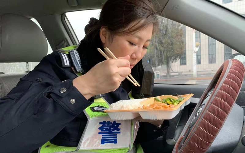 女警在車?yán)锎掖页燥? style=