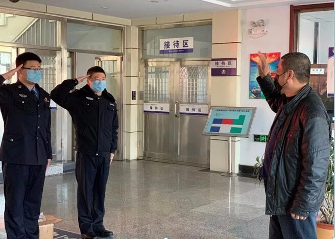 民警向愛心人士敬禮致謝