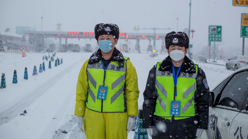 在風(fēng)雪中值守