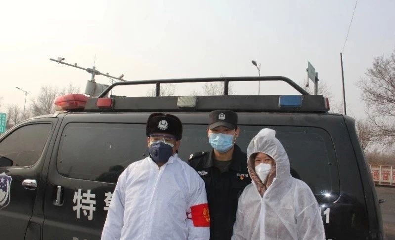 一家三口留下合影