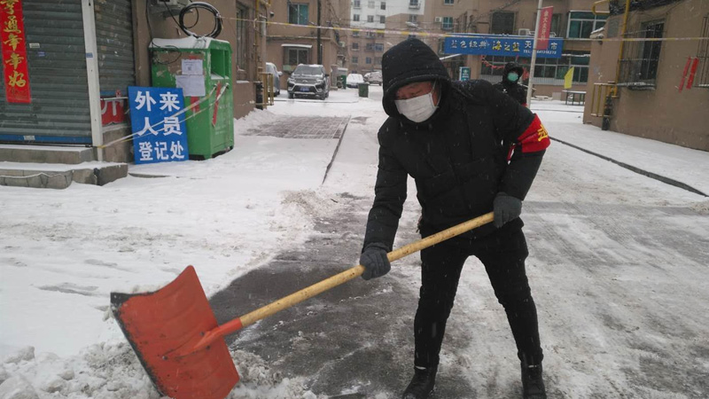 王云龍在清除積雪