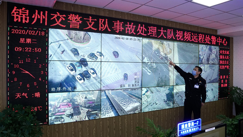 民警正在遠(yuǎn)程確定事故責(zé)任