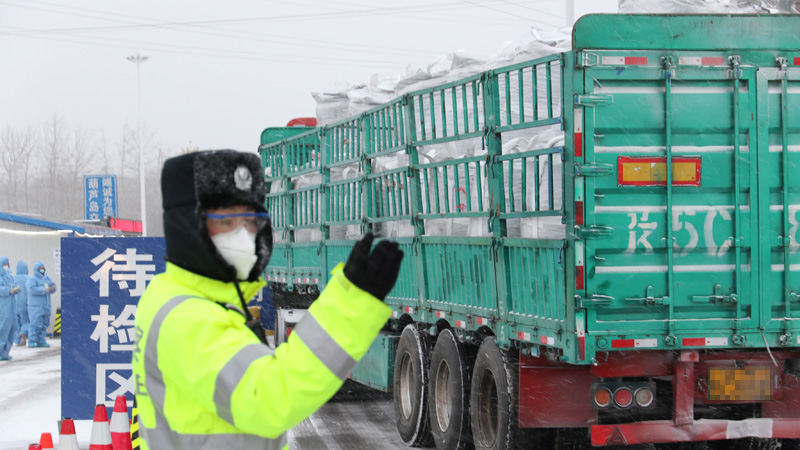 風(fēng)雪天為開復(fù)工企業(yè)運(yùn)輸車輛護(hù)航