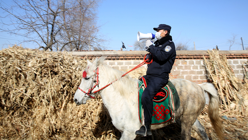 民警進村 “馬”上宣傳