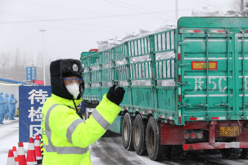 圖1——葫蘆島交警風(fēng)雪天為開復(fù)工企業(yè)運(yùn)輸車輛護(hù)航