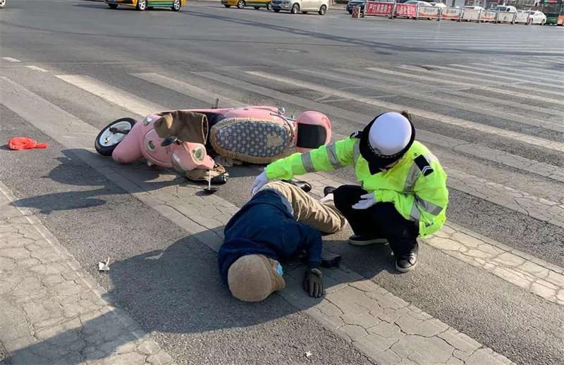 女交警