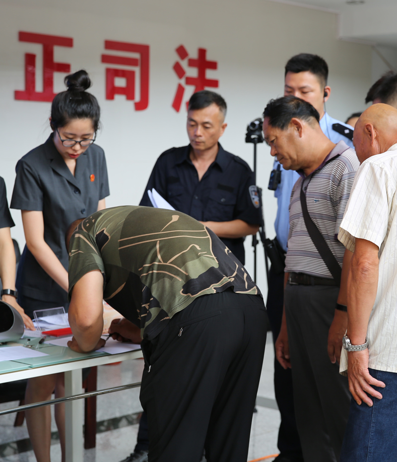 農(nóng)民工們正在東洲區(qū)法院法官干警的有序指導下領(lǐng)回自己的血汗錢